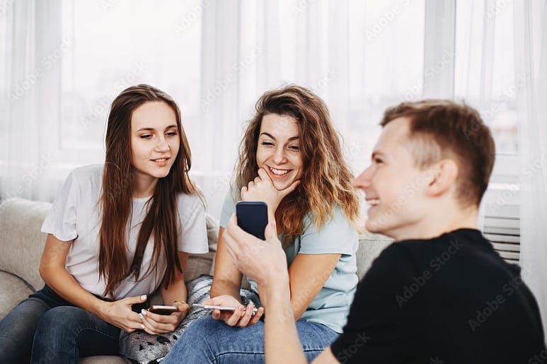 Chat Dünyası: İnsanların Bağ Kurduğu Dijital Evren Chat Dünyası: İnsanların Bağ Kurduğu Dijital Evren